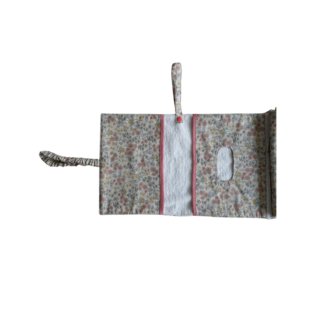 Pack bebé Neceser, babero flor, cambiador portátil XL y chupetero personalizado.