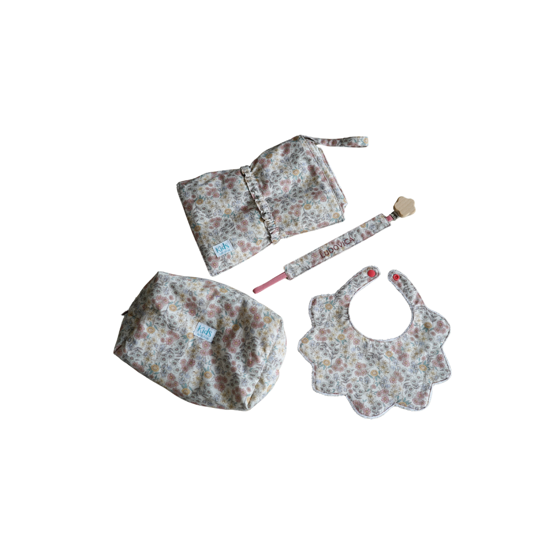 Pack bebé Neceser, babero flor, cambiador portátil XL y chupetero personalizado.